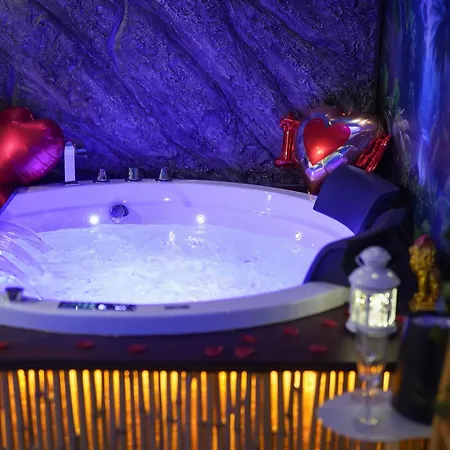 Moonlight Jungle Luxury Apartment Avola