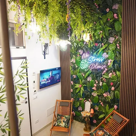 Moonlight Jungle Luxury Avola